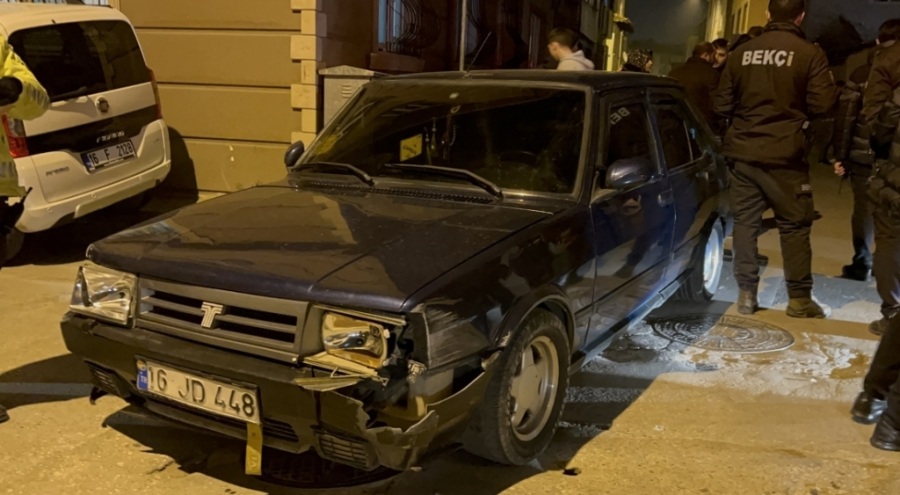 Bursa'da önce bina duvarına sonra park halindeki otomobile çarpan sürücü firar etti