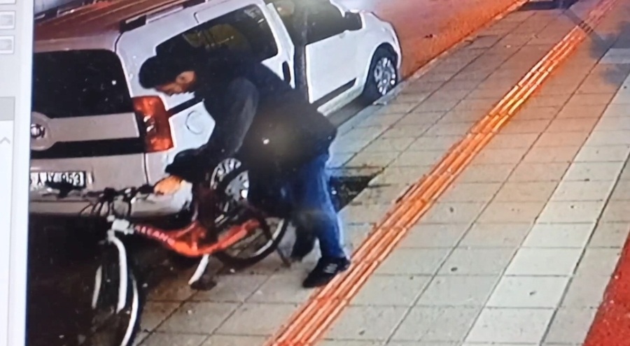 Bursa'da bisiklet hırsızı kamerada