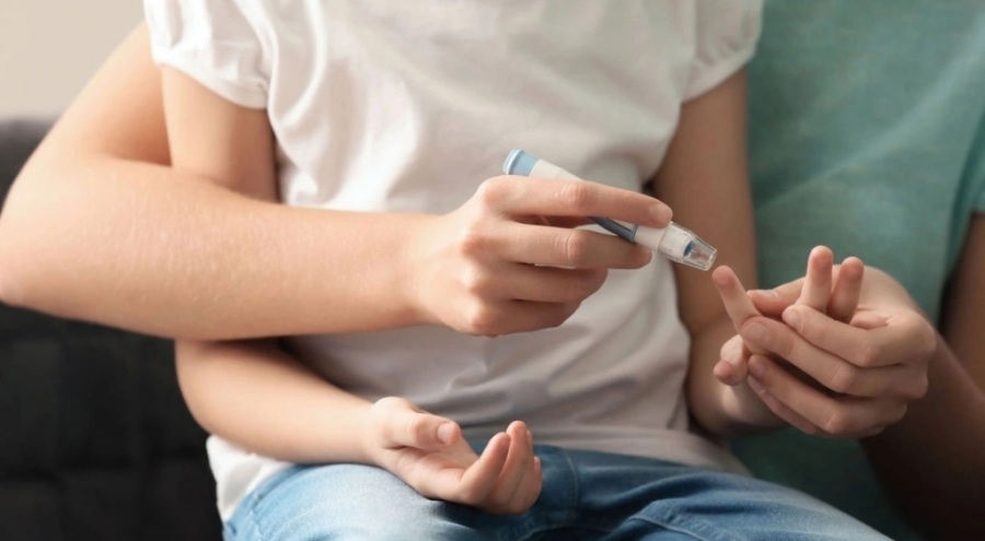 Diyabet hastası çocuklara şeker ölçüm cihazı yardımı başladı