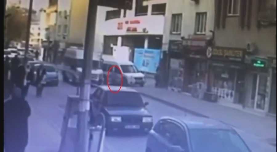 Bursa'da minibüs yola atlayan küçük kıza çarptı