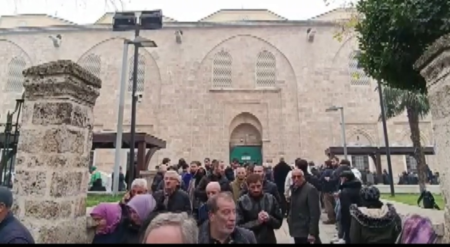 Binlerce Bursalı cuma namazında kar ve yağmur için dua etti