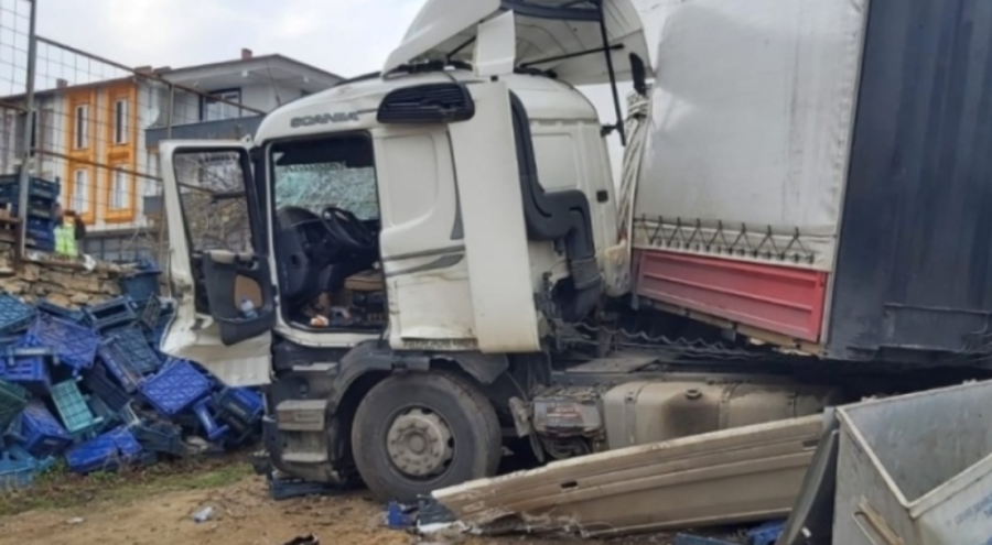 Bursa'da virajı alamayan tır evin bahçesine girdi