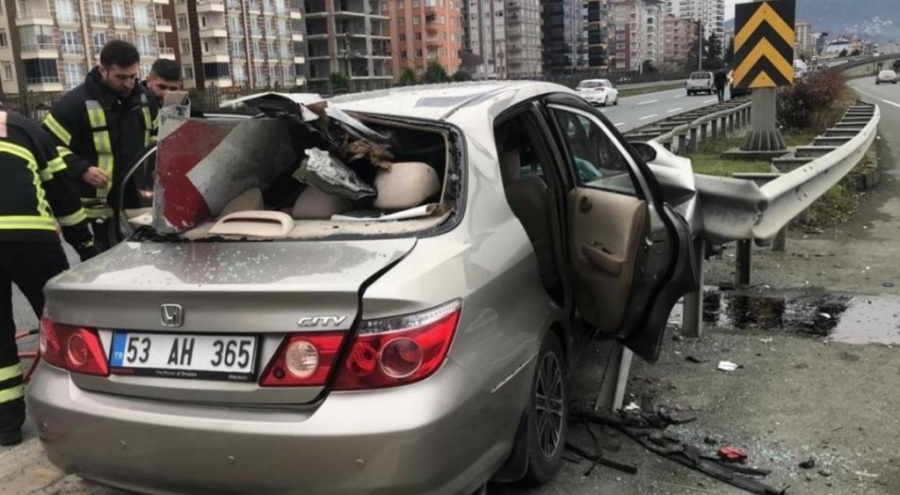 Bariyer aracın ön camından girip arka camdan çıktı