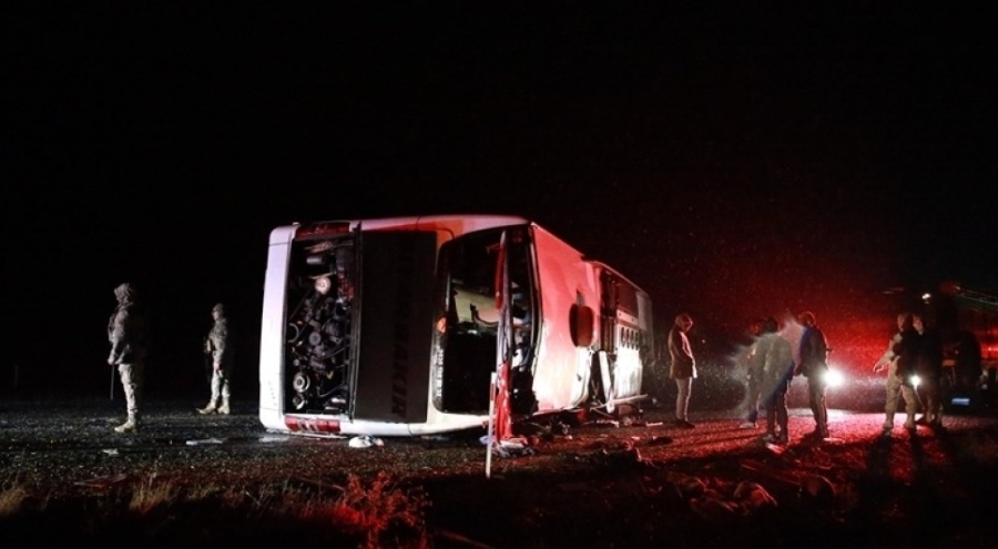 Diyarbakır'da yolcu otobüsü devrildi: 5 ölü, 22 yaralı