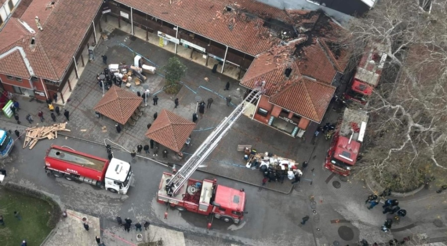 Bursa'da tarihi çarşıda çıkan yangın drone ile görüntülendi