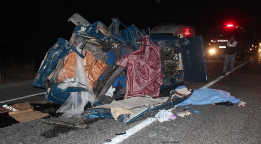 Park halindeki otomobile tır çarptı: 2 ölü