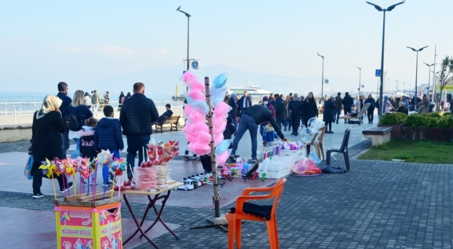 Bursa'da pazar keyfi! Mudanya sahil doldu taştı