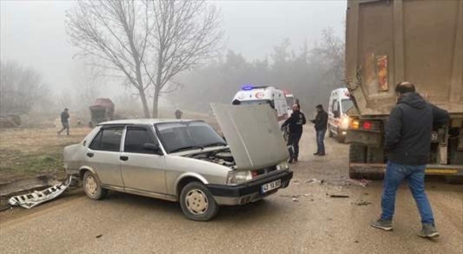 Bursa'da otomobil kamyona çarptı: 4 yaralı