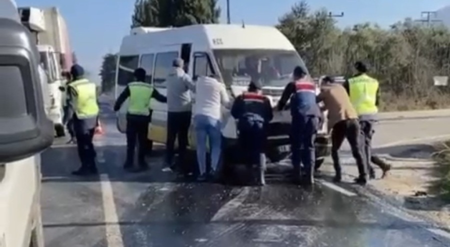 Bursa'da minibüsle otomobil çarpıştı: 7 yaralı