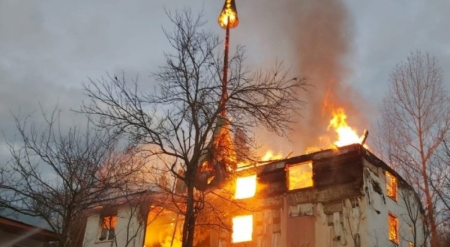 Bolu'da ahşap cami alev alev yandı