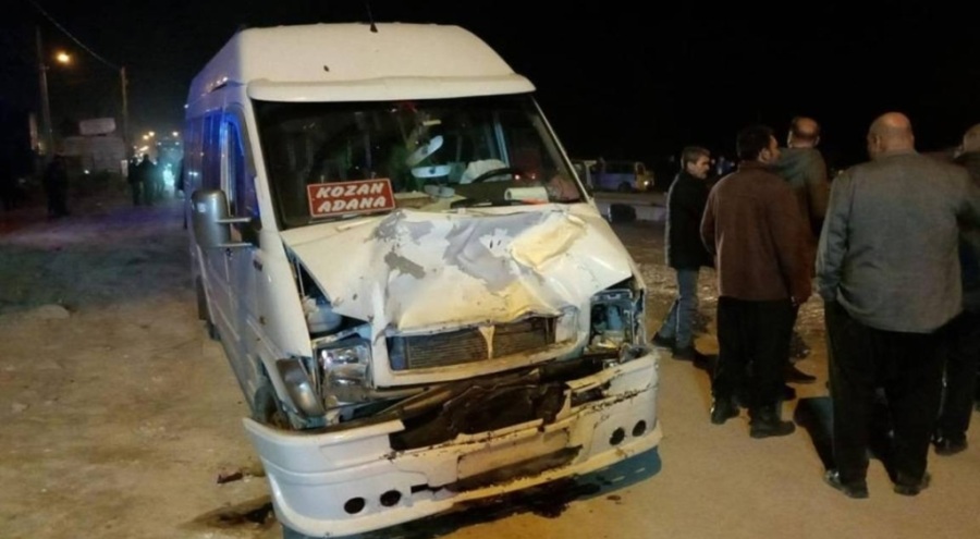 Adana'da yolcu minibüsü ile otomobil çarpıştı