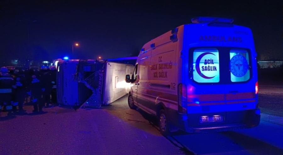 İşçi servisi otomobille çarpıştı: 2'si ağır 10 yaralı