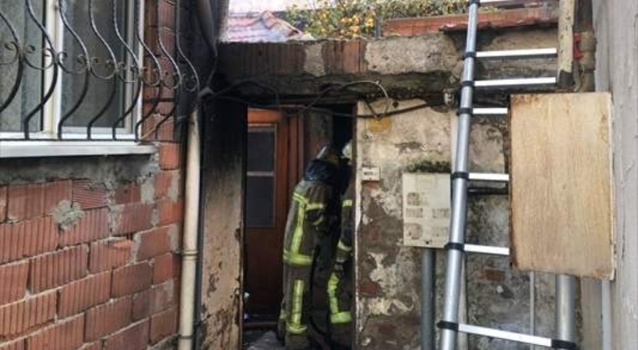 Bursa'da kendisine ait evi ateşe verdi