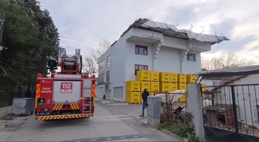 Bursa'da lodosta binalardan kopan parçalar araçlara hasar verdi
