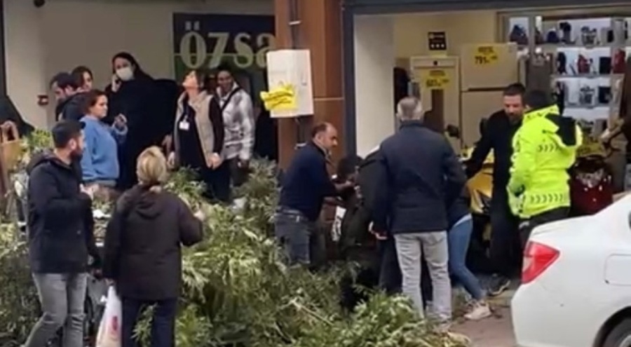 Kaldırımda yürürken başına ağaç dalı düştü