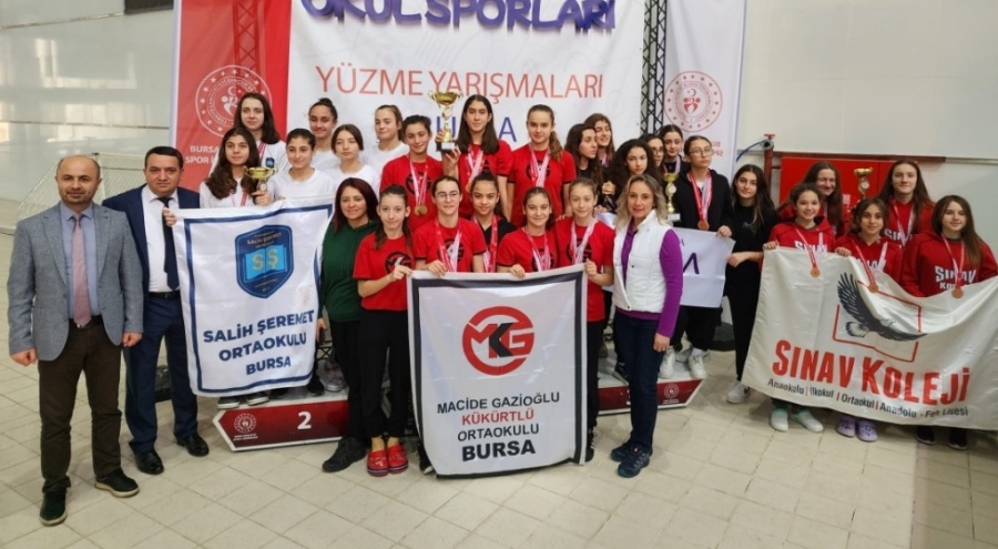 Havuzun yıldızı Macide Gazioğlu Kükürtlü Ortaokulu Sporcuları