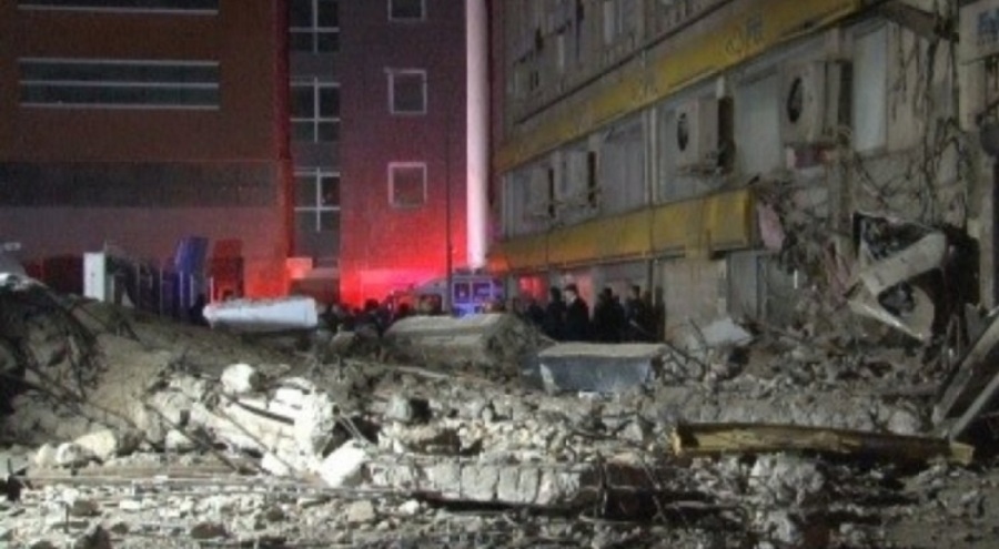 İzmir'de eski İl Emniyet Müdürlüğü binası çöktü