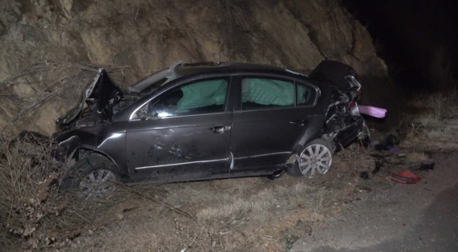 Takla atan otomobilin 120 metre sürüklendi