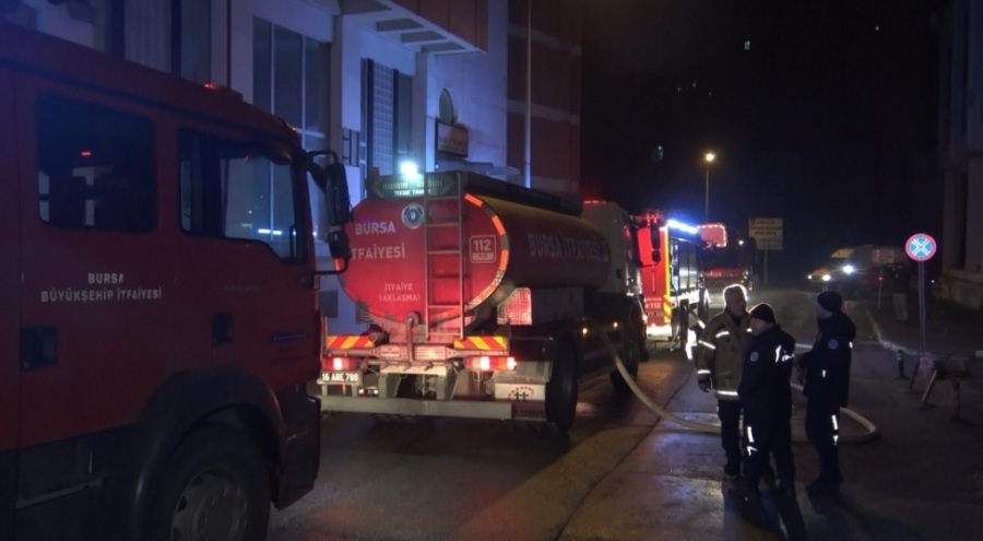 Bursa'da katlı otoparkta çıkan yangında 3 araç yandı