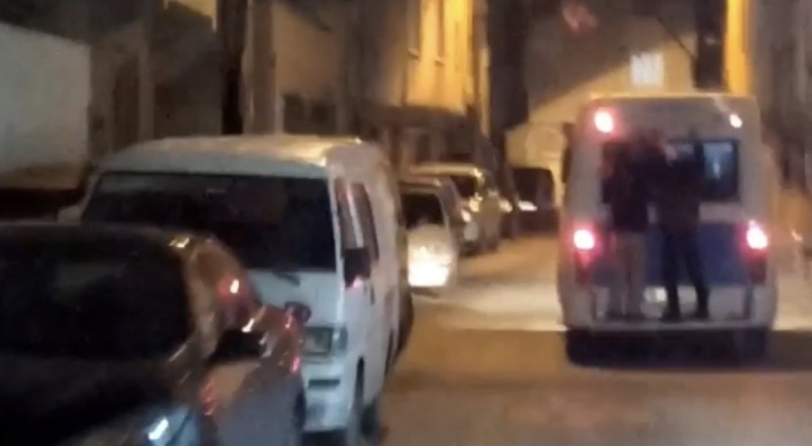 Bursa'da minibüsün arkasına asılan çocukların tehlikeli yolculuğu