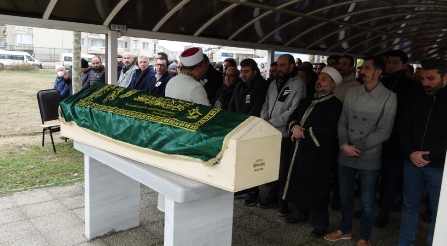 Bursa'da otomobille TIR'ın altına girdiği kazada ölen firma temsilcisi defnedildi