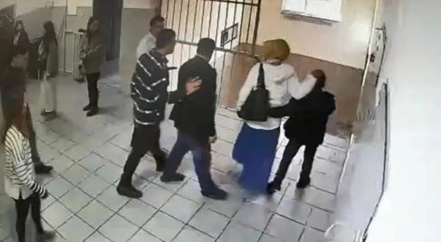 Bağcılar'da öğrenci velisinden müdür yardımcısına tokat