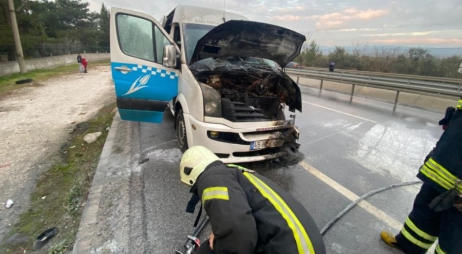 Manisa'da otobüste yangın: Yolcular son anda kurtarıldı