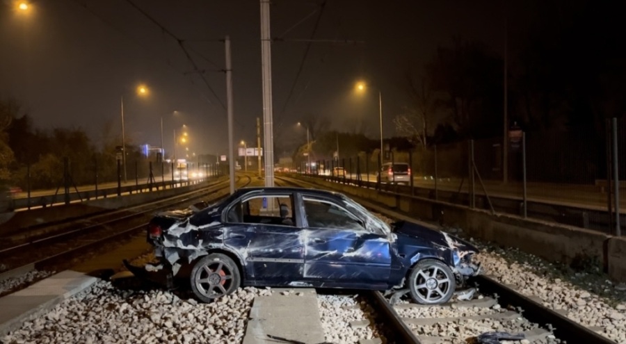 Bursa'da kontrolden çıkan otomobil metro hattına girdi