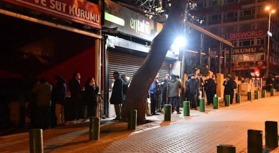 Dondurucu soğukta ucuz kıyma kuyruğu