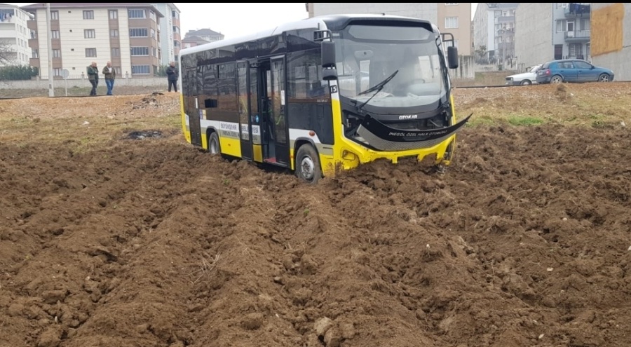 Bursa'da frenleri tutmayan halk otobüsü tarlaya girdi