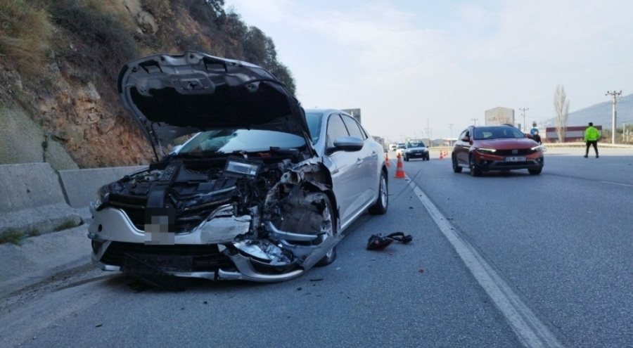 Bursa'da iki otomobil çarpıştı: 3 yaralı