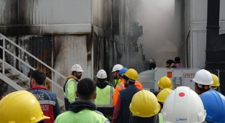 Antalya'daki şehir hastanesi inşaatında işçilerin kaldığı konteyner yandı