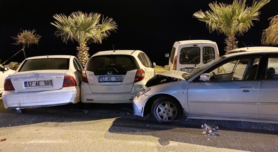 Virajı alamayan otomobil 4 aracı biçti!