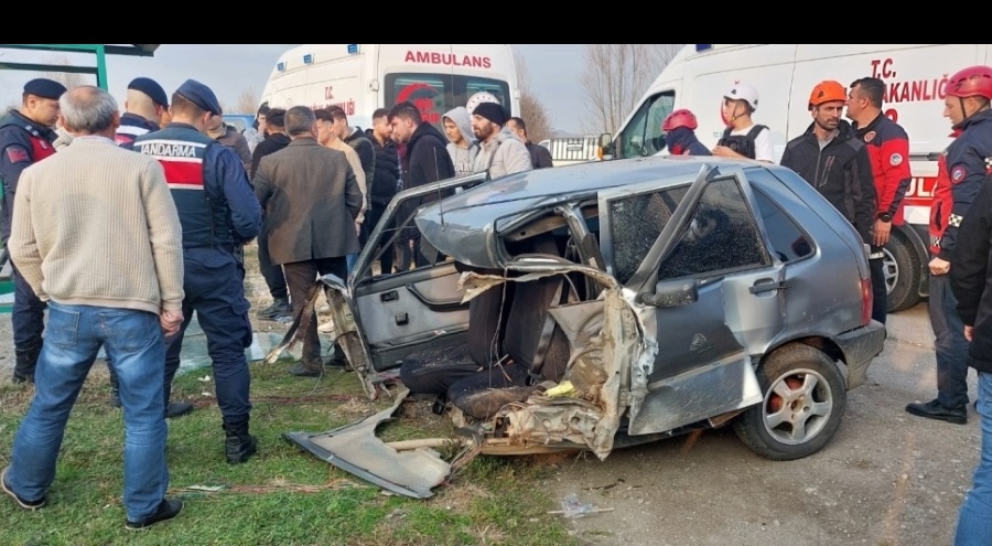 Sakarya'da yolcu durağına çarpan otomobil ikiye bölündü
