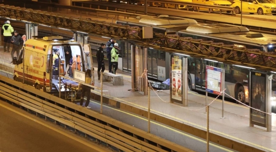 Durakta bekleyen yolcu metrobüsün altında kalarak can verdi