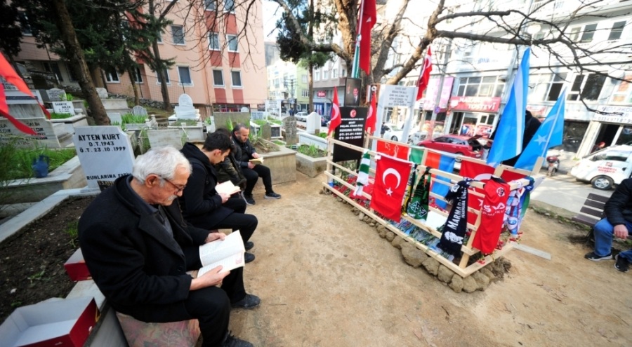 Sinan Ateş'in Bursa'daki mezarı başında 24 saat 'saygı' nöbeti