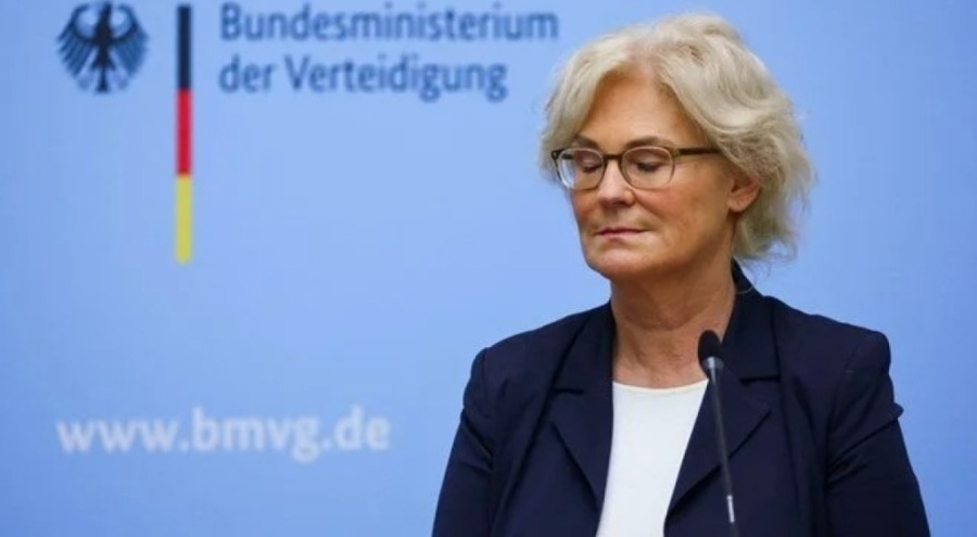 Almanya Savunma Bakanı Lambrecht istifa etti