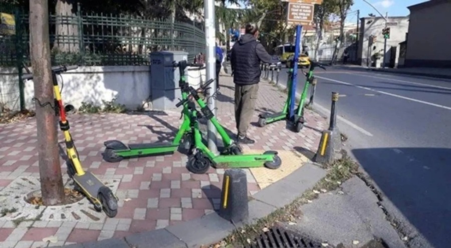 Kadıköy'de kaldırımdaki scooterlar toplanacak