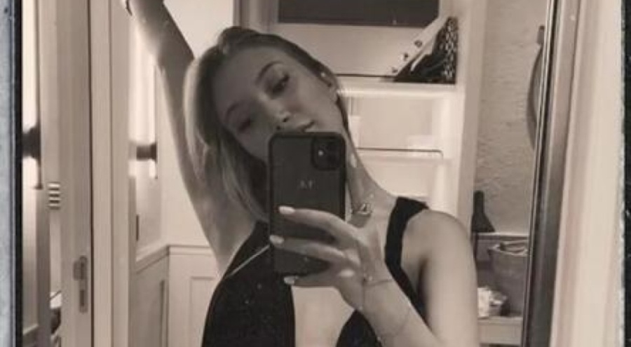 Yasmin Erbil'den göğüs dekolteli poz