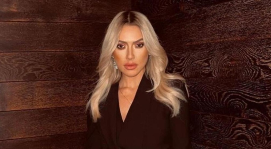 Hadise ayna karşısına geçti