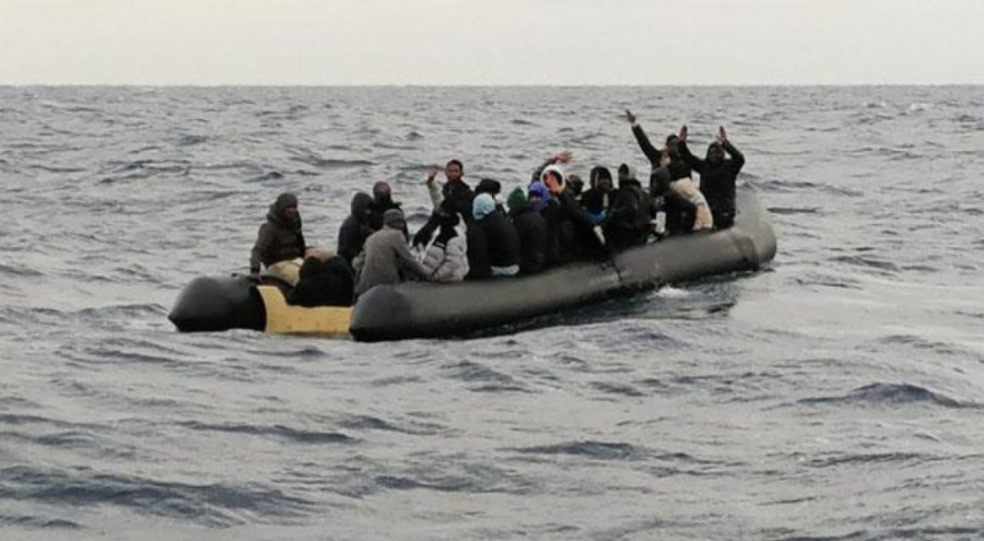 Türk kara sularına itilen 33 düzensiz göçmen kurtarıldı