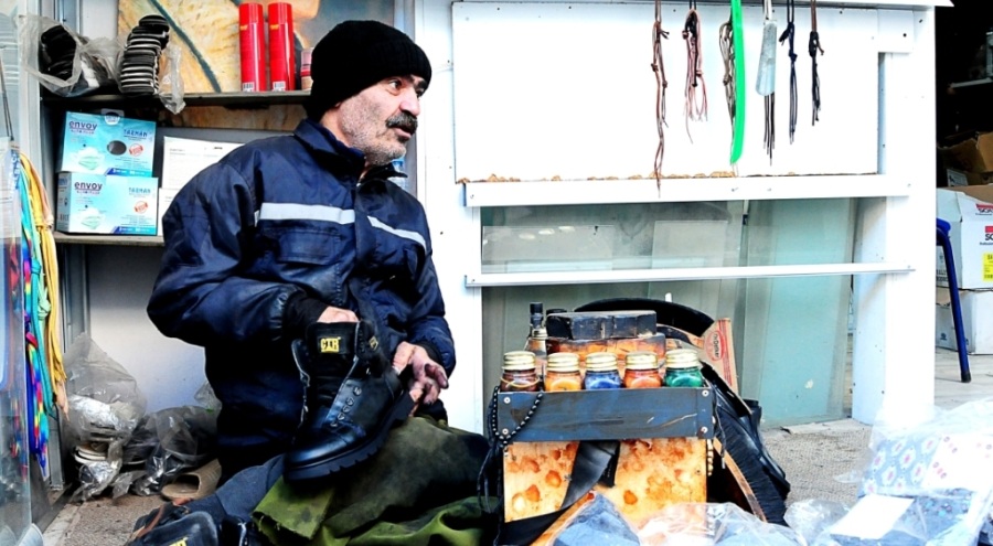 Bursa Mudanya'da ayakkabı boyayarak iki oğlunu okutuyor