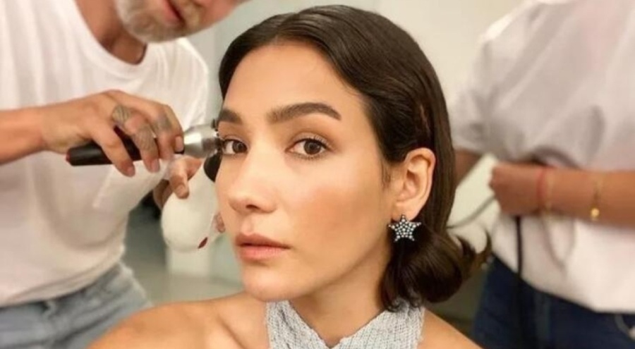 Aybüke Pusat'tan sere serpe poz