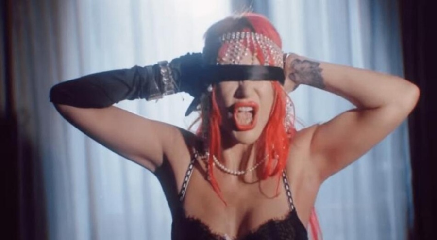 Hande Yener'den yeni şarkı pozları