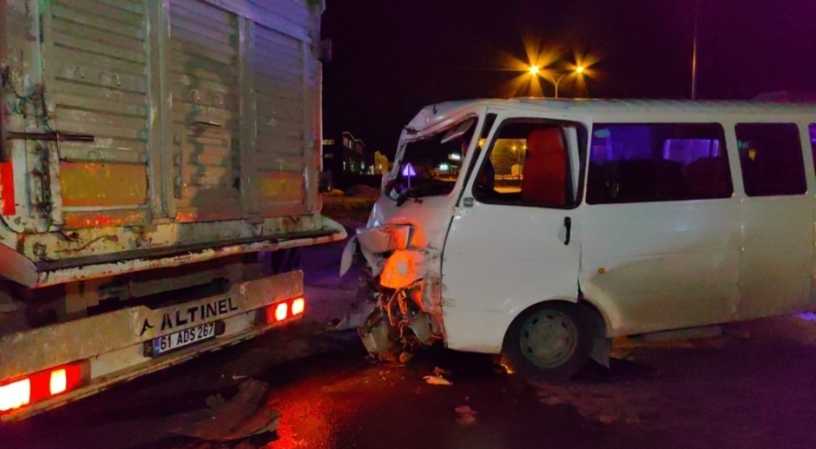İnegöl'de servis minibüsü TIR'a çarptı