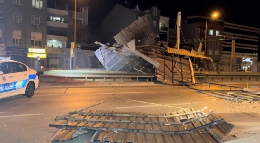 Bursa'da lodos nedeniyle uçan çatı metro hattına düştü! Vatandaşlar mağdur oldu
