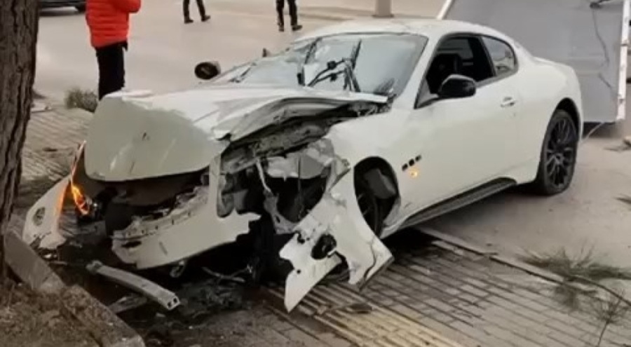 Bursa'da ağaca çarpan lüks otomobil hurdaya döndü