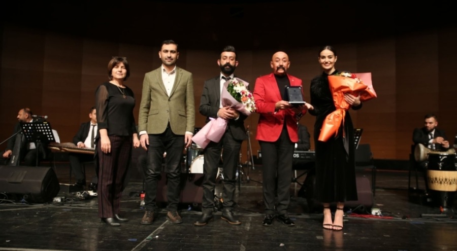 Elif Buse Doğan Bursa'da sahne aldı