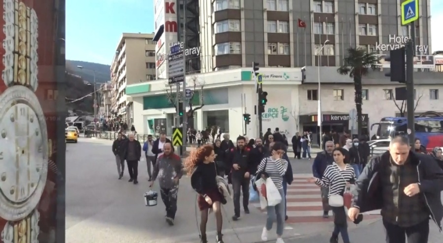 Bursa'daki şiddetli lodosta vatandaş yürümekte zorlandı