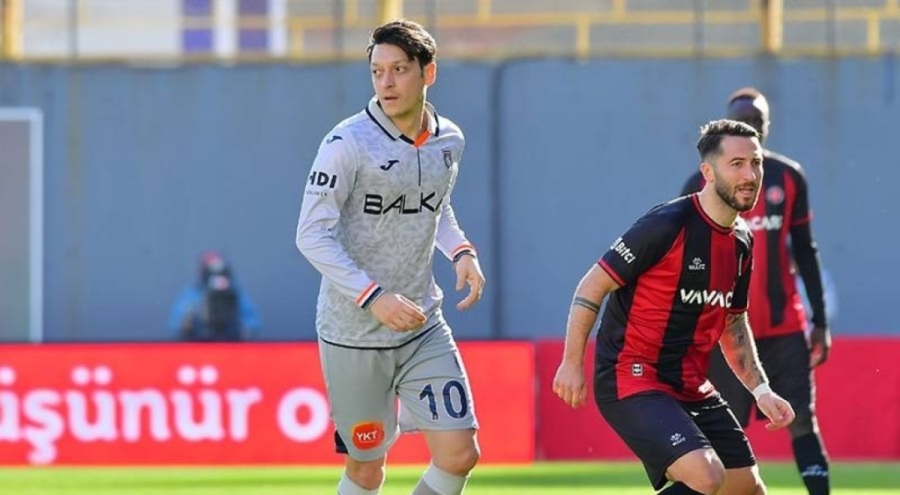 Mesut Özil sahalara geri döndü